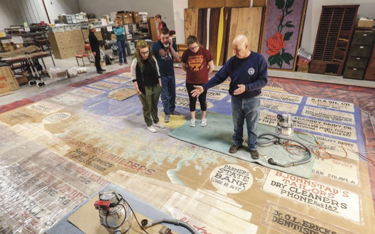 学生 observing map